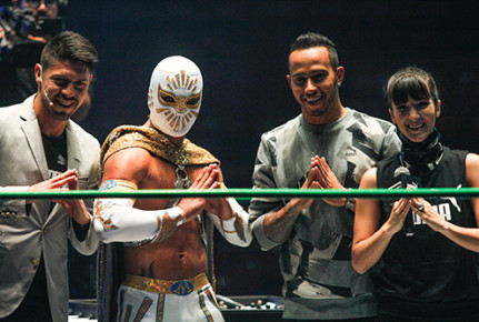 MÉXICO, D.F., 28OCTUBRE2015.- Lewis Hamilton, piloto de la Formula 1, asistió a la Arena México como parte de sus actividades previas a la competencia que tendrá el fin de semana en el Autódromo Hermanos Rodríguez. FOTO: ENRIQUE ORDÓÑEZ /CUARTOSCURO.COM