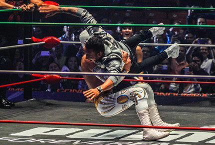 MÉXICO, D.F., 28OCTUBRE2015.- Lewis Hamilton, piloto de la Formula 1, asistió a la Arena México como parte de sus actividades previas a la competencia que tendrá el fin de semana en el Autódromo Hermanos Rodríguez. FOTO: ENRIQUE ORDÓÑEZ /CUARTOSCURO.COM