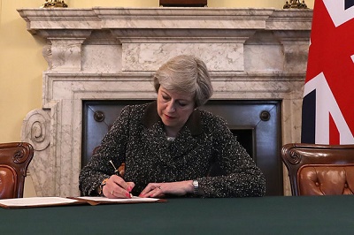thersa_may_firma_carta